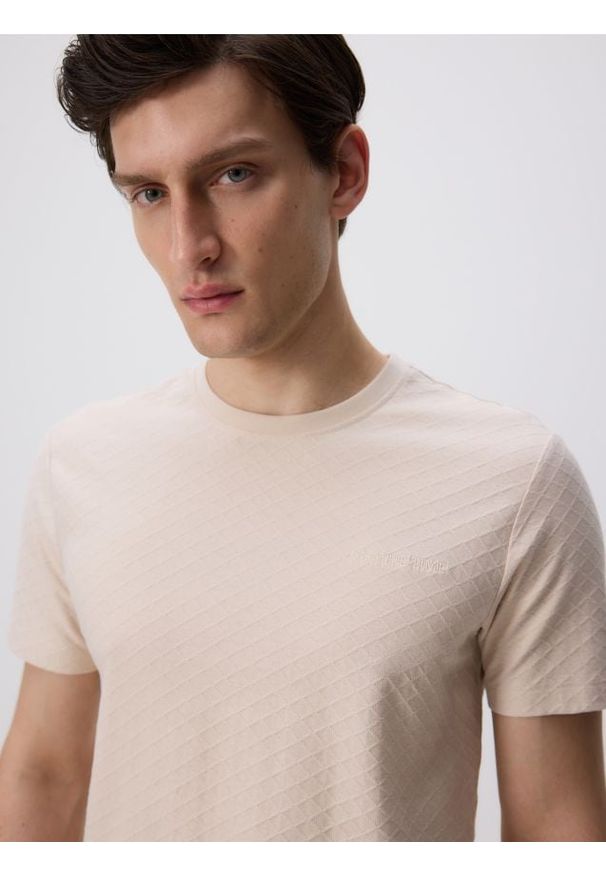 Reserved - Strukturalny t-shirt slim - kremowy. Kolor: kremowy. Materiał: bawełna, dzianina