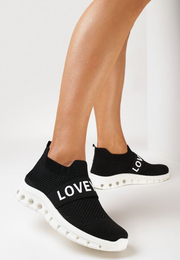 Born2be - Czarne Buty Sportowe ze Skarpetkową Cholewką i Napisem Thirllas. Zapięcie: pasek. Kolor: czarny. Szerokość cholewki: normalna. Wzór: napisy. Obcas: na płaskiej podeszwie