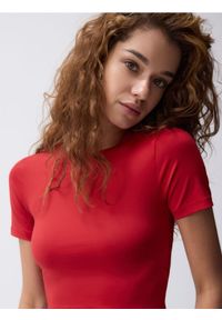 Reserved - Krótki t-shirt - czerwony. Kolor: czerwony. Materiał: dzianina. Długość: krótkie #1