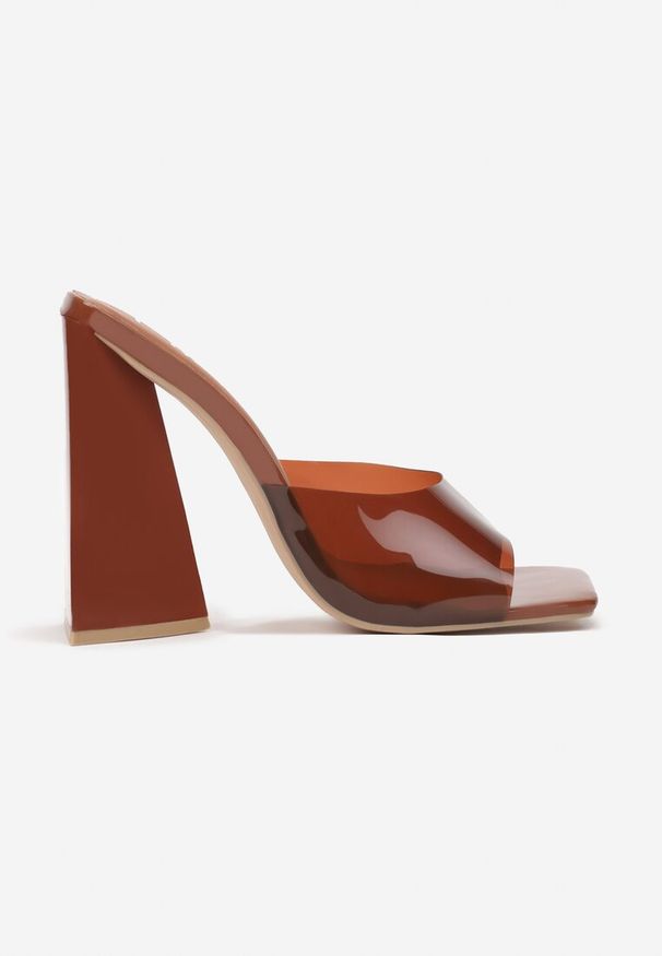 Renee - Brązowe Klapki Aurabelle. Nosek buta: otwarty. Kolor: brązowy. Materiał: guma, materiał. Wzór: geometria. Obcas: na słupku