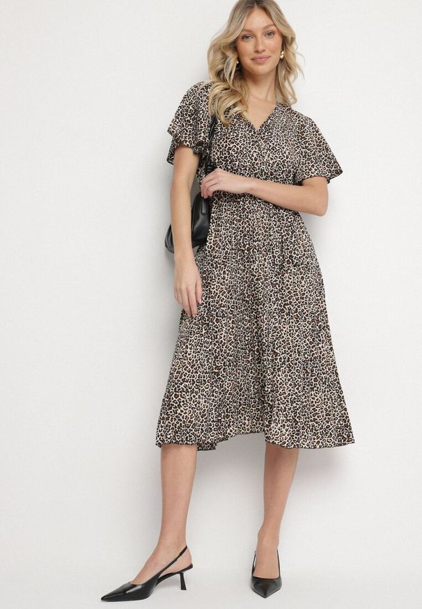 Born2be - Czarno-Biała Sukienka w Panterkę o Kopertowym Kroju z Wiązanym Paskiem Filinne. Okazja: na co dzień. Typ kołnierza: dekolt w kształcie V. Kolor: czarny. Długość rękawa: krótki rękaw. Wzór: motyw zwierzęcy. Typ sukienki: kopertowe. Styl: casual, klasyczny