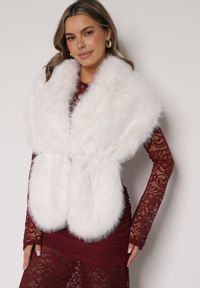 Born2be - Białe Futrzane Ponczo z Zapięciem Montillene. Kolor: biały. Materiał: futro #1