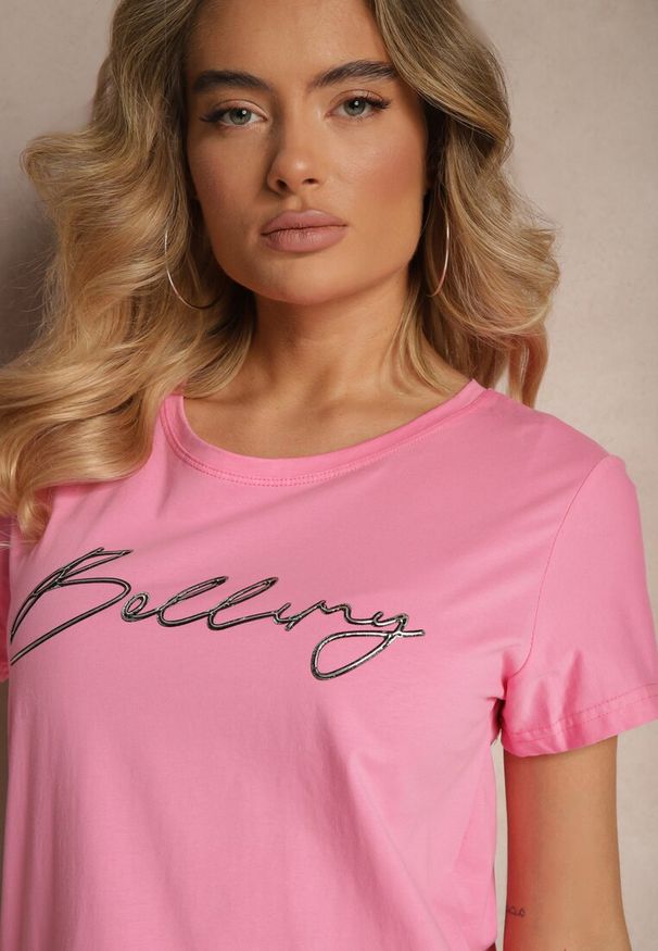 Renee - Różowy T-shirt z Bawełny z Napisem Zelreti. Okazja: na co dzień, na spacer. Kolor: różowy. Materiał: bawełna. Wzór: napisy. Styl: klasyczny, elegancki, casual