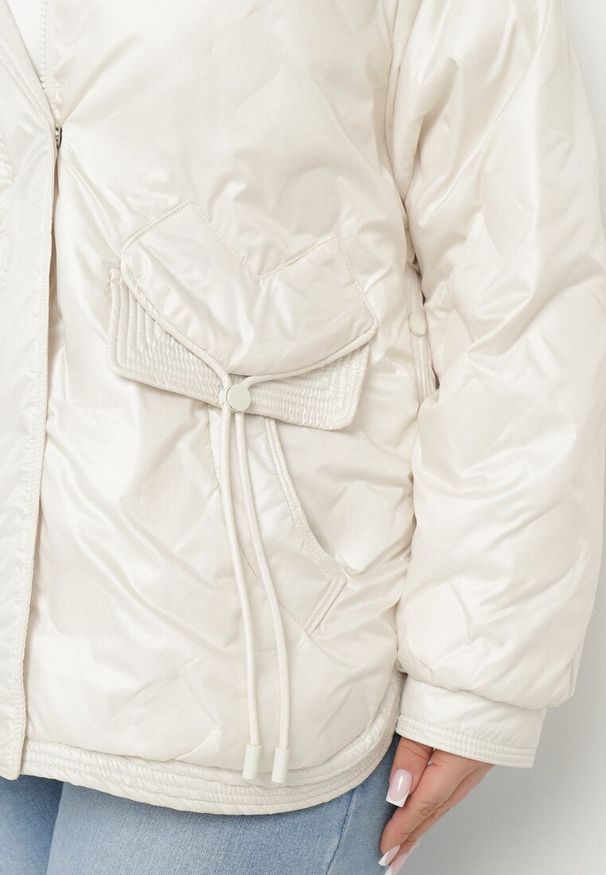 Born2be - Biała Kurtka Pikowana z Kapturem i Kieszeniami o Pudełkowym Kroju Eravinna. Okazja: na spacer. Typ kołnierza: kaptur. Kolekcja: plus size. Kolor: biały. Długość rękawa: długi rękaw. Długość: długie. Wzór: aplikacja