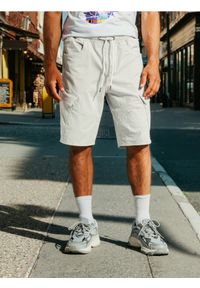 Sinsay - Szorty jeansowe jogger - kremowy. Kolor: kremowy. Materiał: jeans