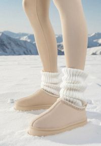 Born2be - Beżowe Niskie Śniegowce z Imitacji Zamszu na Platformie z Ozdobnym Haftem Ftarvia. Okazja: na co dzień, na spacer. Kolor: beżowy. Materiał: zamsz. Wzór: haft. Obcas: na platformie. Styl: casual, elegancki #1