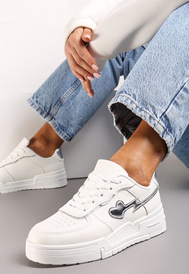 Renee - Białe Sznurowane Sneakersy na Grubej Podeszwie z Brokatowym Zdobieniem Anaieli. Kolor: biały. Szerokość cholewki: normalna. Wzór: aplikacja