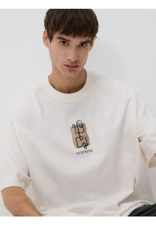 Reserved - T-shirt boxy z nadrukiem na plecach - beżowy. Kolor: beżowy. Materiał: dzianina, bawełna. Wzór: nadruk