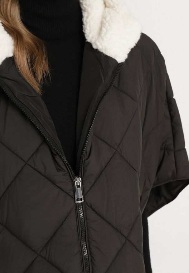 Born2be - Czarna Pikowana Kurtka w Stylu Ponczo z Kieszeniami i Kapturem z Futerkiem Edarria. Okazja: na co dzień. Kolor: czarny. Materiał: futro. Styl: casual, elegancki