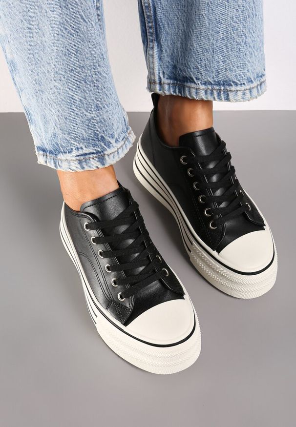 Renee - Czarne Streetwearowe Trampki Basic na Grubej Podeszwie w Paski Avirissa. Zapięcie: pasek. Kolor: czarny. Materiał: jeans. Wzór: paski. Styl: elegancki, klasyczny