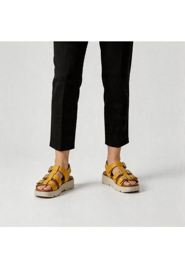 Sandały damskie Hee, cholewka ze skóry naturalnej paski z regulacją na klamry grubsza podeszwa casualowy styl, żółte, 26100. Okazja: na co dzień. Zapięcie: klamry. Kolor: żółty. Materiał: skóra. Wzór: paski. Styl: casual