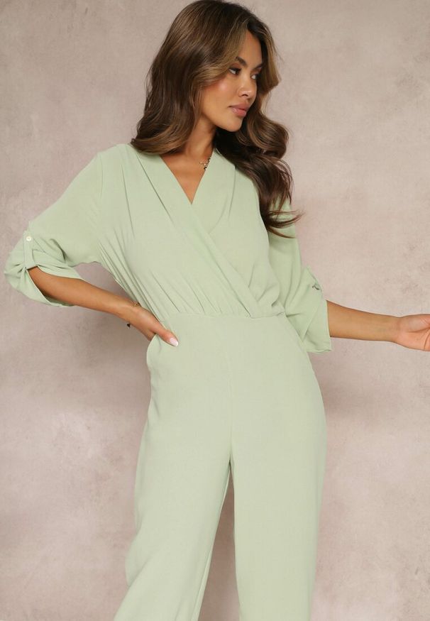 Renee - Zielony Długi Kombinezon z Marszczeniem i Kopertowym Dekoltem Jonitta. Kolor: zielony. Długość rękawa: długi rękaw. Długość: długie. Wzór: aplikacja