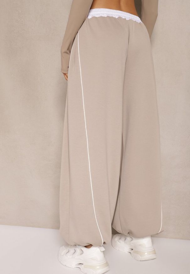 Renee - Beżowe Dresowe Spodnie z Wiskozą High Waist Ozdobione Lampasami Maiviona. Okazja: na co dzień. Stan: podwyższony. Kolor: beżowy. Materiał: dresówka, wiskoza. Wzór: aplikacja. Styl: sportowy, casual