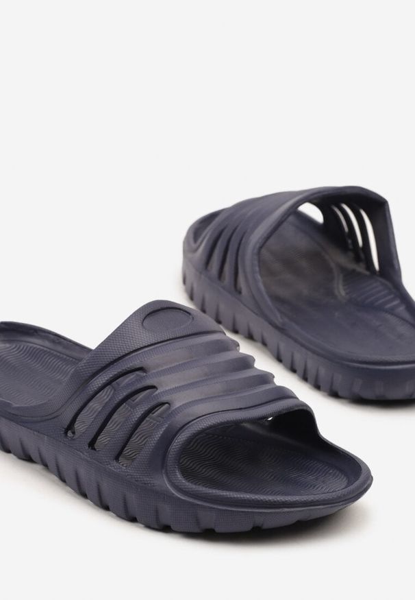 Born2be - Granatowe Klapki Piankowe na Basen z Wycięciami Natanira. Okazja: na plażę. Nosek buta: otwarty. Kolor: niebieski. Sezon: lato. Styl: elegancki