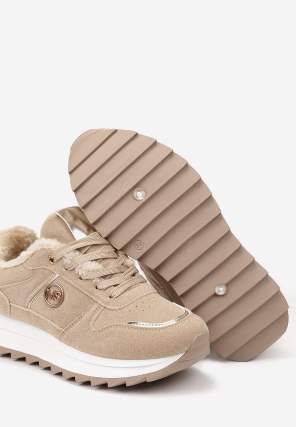 Renee - Ciemnobeżowe Sneakersy na Płaskiej Podeszwie z Metaliczną Ozdobą i Ociepleniem Solirra. Okazja: na co dzień. Kolor: beżowy. Materiał: jeans. Wzór: aplikacja. Obcas: na płaskiej podeszwie