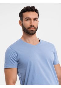 Ombre Clothing - Klasyczna męska bawełniana koszulka z dekoltem w serek BASIC – niebieska V20 - Rozmiar: L. Typ kołnierza: dekolt w serek. Kolor: niebieski. Materiał: bawełna. Styl: klasyczny #4