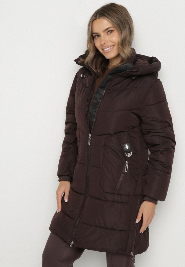 Born2be - Brązowa Kurtka Pikowana z Kapturem i Suwakami po Bokach Lindrie. Okazja: na spacer, na co dzień. Typ kołnierza: kaptur. Kolor: brązowy. Materiał: dzianina, jeans, poliester. Długość: długie. Styl: casual