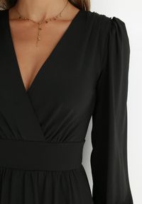 Born2be - Czarna Sukienka Kopertowa Taliowana Maecenus. Okazja: na co dzień. Typ kołnierza: dekolt w serek. Kolor: czarny. Materiał: wiskoza. Typ sukienki: kopertowe. Styl: elegancki, casual #2