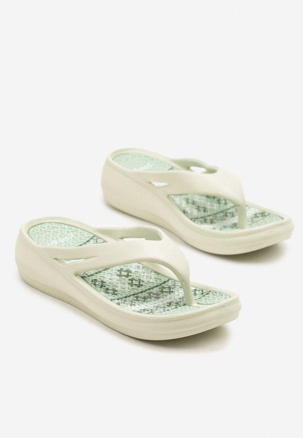 Renee - Jasnozielone Japonki na Koturnie z Tłoczoną Cholewką Arrianna. Okazja: na co dzień. Kolor: zielony. Materiał: jeans. Sezon: lato. Obcas: na koturnie. Styl: casual