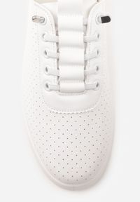 Born2be - Białe Wsuwane Tenisówki z Perforacją i Podeszwą z Bieżnikiem Illanya. Okazja: na co dzień. Zapięcie: bez zapięcia. Kolor: biały. Materiał: jeans. Szerokość cholewki: normalna. Styl: casual, klasyczny #2