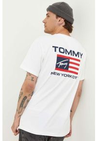 Tommy Jeans t-shirt bawełniany kolor biały wzorzysty. Kolor: biały. Materiał: bawełna. Długość rękawa: krótki rękaw. Długość: krótkie. Styl: klasyczny #2