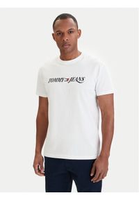 Tommy Jeans T-Shirt DM0DM22548 Biały Regular Fit. Kolor: biały. Materiał: bawełna #1