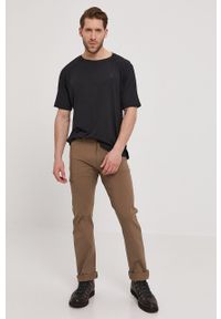 Wrangler Spodnie męskie kolor brązowy proste. Kolor: brązowy. Materiał: tkanina. Wzór: gładki