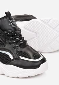 Renee - Czarne Sneakersy Naerime. Nosek buta: okrągły. Zapięcie: bez zapięcia. Kolor: czarny. Materiał: materiał. Szerokość cholewki: normalna. Wzór: napisy, aplikacja #2