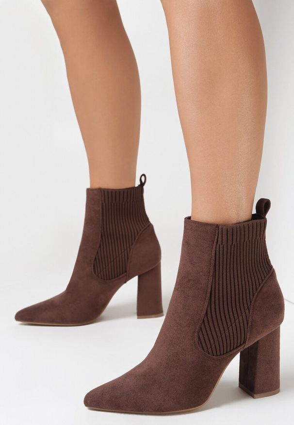 Born2be - Brązowe Botki Dacoilae. Nosek buta: otwarty. Kolor: brązowy. Materiał: materiał. Sezon: jesień, zima. Obcas: na obcasie. Styl: klasyczny. Wysokość obcasa: średni