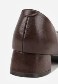 Renee - Ciemnobrązowe Czółenka Vices na Obcasie Typu Słupek ze Skórzaną Wkładką Rilomena. Okazja: na spotkanie biznesowe. Kolor: brązowy. Materiał: skóra. Obcas: na obcasie. Styl: biznesowy, klasyczny. Wysokość obcasa: średni #8