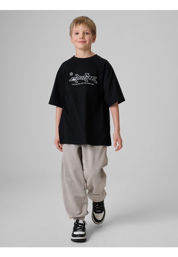 4f - 4F T-shirt loose z nadrukiem chłopięcy - czarny 122/128 (6-8 lat). Okazja: na co dzień. Kolor: czarny. Materiał: dzianina, bawełna, skóra, materiał. Wzór: nadruk. Sezon: lato. Styl: casual, klasyczny