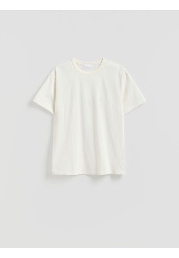 Reserved - Gładki t-shirt comfort fit - złamana biel. Materiał: bawełna, dzianina. Wzór: gładki