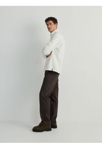 Reserved - Spodnie chino regular - ciemnobrązowy. Kolor: brązowy. Materiał: tkanina, bawełna