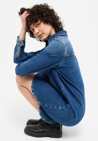 Damska Sukienka Mini Mustang Style Aloha Henley Dress Denim Blue 1015584 5000 701. Typ kołnierza: typu henley. Materiał: denim. Długość: mini #8