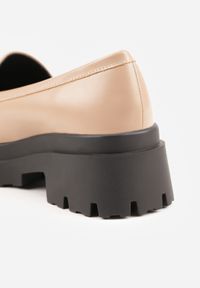 Renee - Ciemnobeżowe Mokasyny na Platformie Ozdobione Klamrą Kikilla. Okazja: na co dzień, do pracy, na spotkanie biznesowe. Zapięcie: klamry. Kolor: beżowy. Wzór: aplikacja. Obcas: na platformie. Styl: casual, biznesowy, elegancki #9