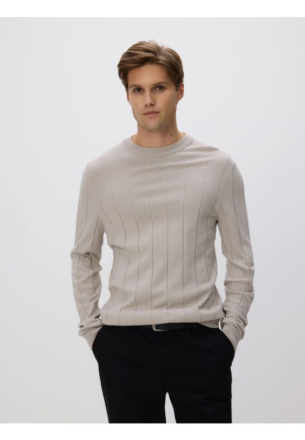 Reserved - Sweter z wiskozą - beżowy. Kolor: beżowy. Materiał: wiskoza
