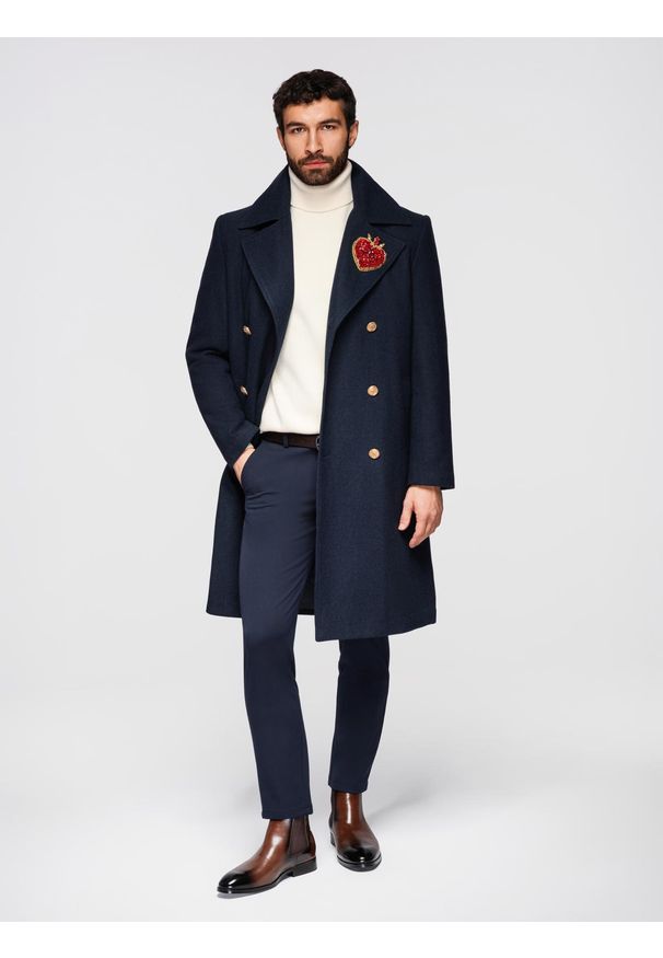 Ombre Clothing - Męski dwurzędowy płaszcz z wełną oraz ozdobnymi aplikacjami - V1 granatowy. Okazja: na co dzień, do pracy, na spotkanie biznesowe. Typ kołnierza: golf, dekolt w karo. Kolor: niebieski. Materiał: wełna. Wzór: aplikacja. Sezon: zima. Styl: klasyczny, casual, biznesowy