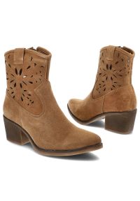 Brązowe Botki S.Barski Modne Skórzane Kowbojki Damskie. Okazja: na co dzień. Kolor: brązowy. Materiał: skóra. Wzór: kwiaty. Obcas: na obcasie. Styl: casual, boho. Wysokość obcasa: średni #7
