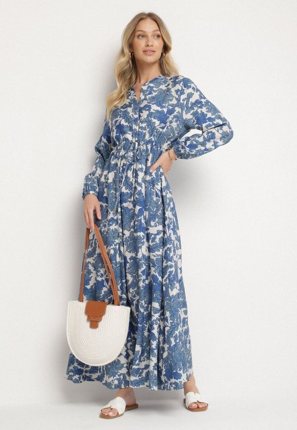 Born2be - Niebieska Rozkloszowana Sukienka z Wiskozą w Kwiatowy Wzór Filirelle. Typ kołnierza: dekolt w serek. Kolor: niebieski. Materiał: wiskoza. Długość rękawa: długi rękaw. Wzór: kwiaty. Styl: elegancki, klasyczny