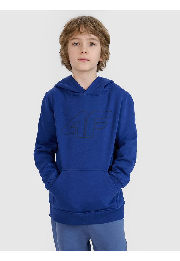 4f - 4F Bluza dresowa nierozpinana z kapturem chłopięca - niebieska 134 (8-9 lat). Okazja: na co dzień. Typ kołnierza: kaptur. Kolor: niebieski. Materiał: dresówka. Wzór: gładki, nadruk, ze splotem. Sezon: lato. Styl: casual, sportowy
