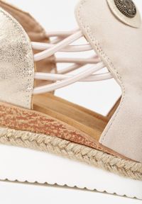 Born2be - Beżowe Sandały na Koturnie z Marszczoną Cholewką i Metaliczną Aplikacją Teodlar. Zapięcie: bez zapięcia. Kolor: beżowy. Materiał: jeans, len. Wzór: aplikacja. Sezon: lato. Obcas: na koturnie. Styl: boho. Wysokość obcasa: średni #9