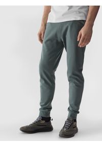 4f - Spodnie dresowe joggery męskie - khaki. Kolor: wielokolorowy, brązowy, oliwkowy. Materiał: dresówka. Wzór: gładki, jednolity, ze splotem