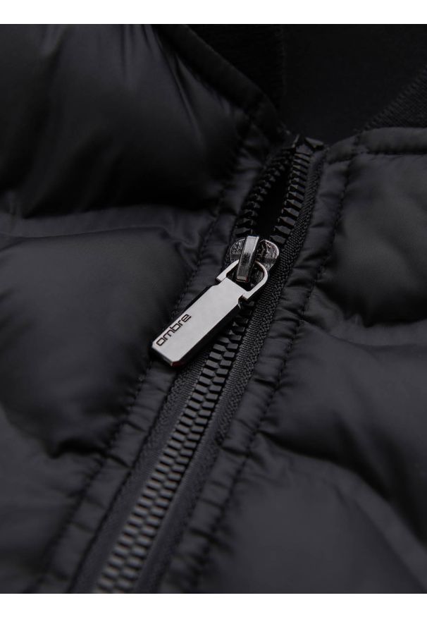 Ombre Clothing - Męska kurtka bomberka z pikowanym wzorem – czarna V1 OM-JALP-0141 - XXL. Typ kołnierza: kołnierzyk stójkowy. Kolor: czarny. Materiał: syntetyk, poliester, materiał. Wzór: aplikacja, nadruk. Styl: sportowy, elegancki
