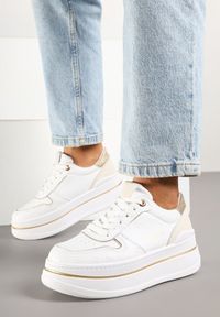 Renee - Biało-Złote Sneakersy na Platformie Ozdobione Brokatem i Napisem Udivoria. Okazja: na co dzień. Kolor: biały. Materiał: jeans. Wzór: aplikacja, napisy. Obcas: na platformie #6