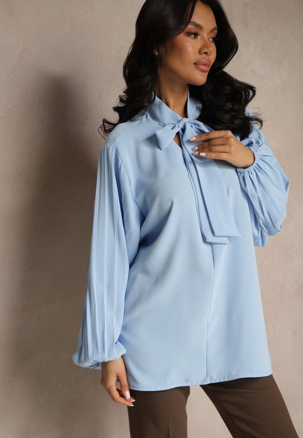 Renee - Jasnoniebieska Bluzka Ozdobiona Wiązaniem i Plisowanymi Rękawami Jenowena. Okazja: na co dzień. Kolor: niebieski. Materiał: jeans. Wzór: aplikacja. Styl: casual, elegancki