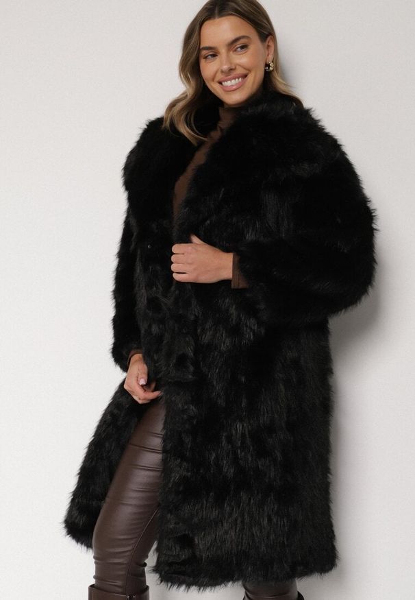 Born2be - Czarny Jednorzędowy Płaszcz Futro z Szerokim Kołnierzem Wedinalia. Okazja: na co dzień, do pracy. Typ kołnierza: golf. Kolor: czarny. Materiał: futro. Styl: casual, elegancki