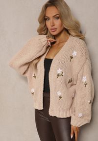 Renee - Brązowy Kardigan w Kwiatowe Aplikacje z Zapięciem na Elegancką Agrafkę Patista. Okazja: do pracy, na co dzień. Kolor: beżowy. Materiał: bawełna. Wzór: aplikacja, kwiaty. Styl: elegancki
