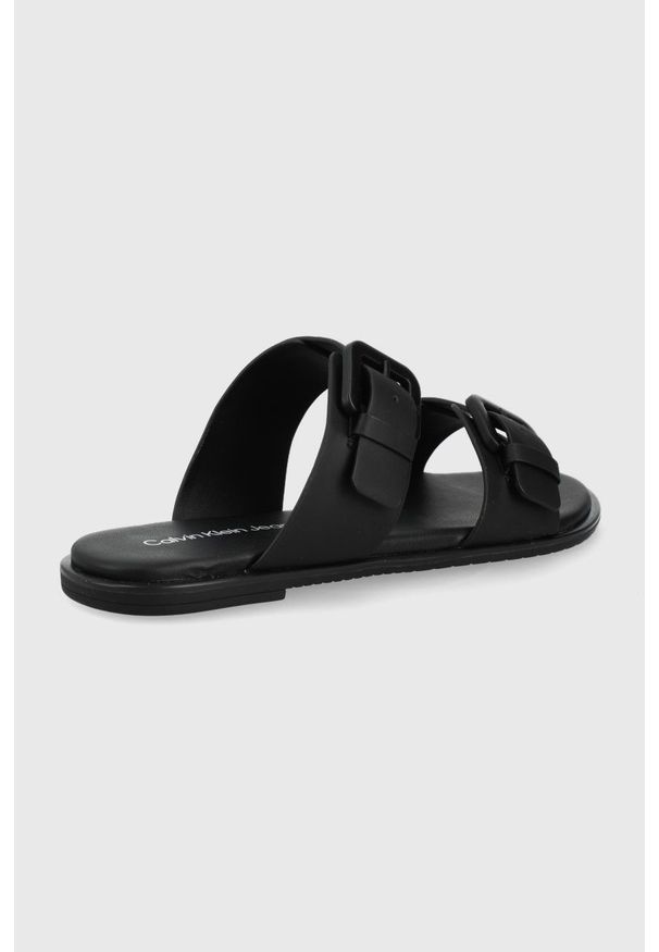 Calvin Klein Jeans klapki damskie kolor czarny. Nosek buta: okrągły. Kolor: czarny. Materiał: materiał, guma. Wzór: gładki. Obcas: na obcasie. Wysokość obcasa: niski