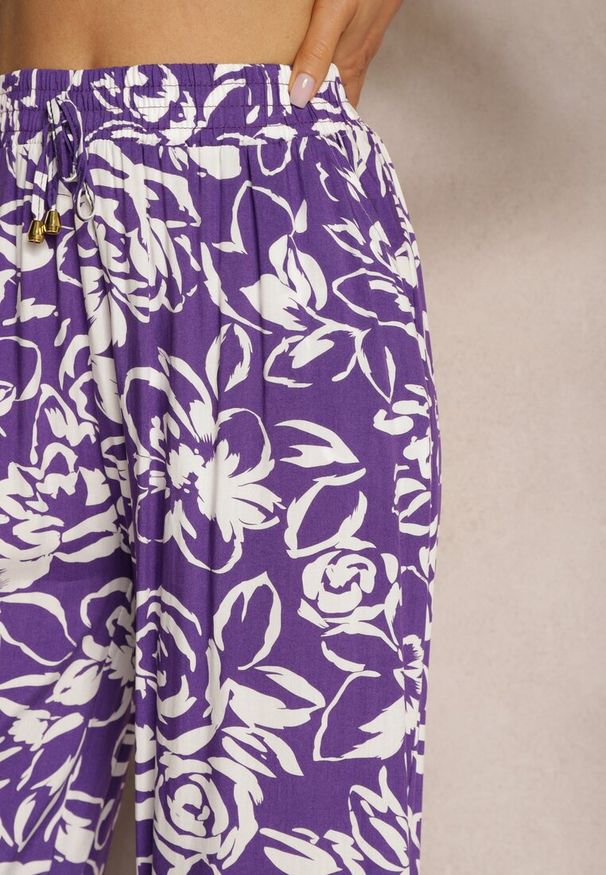 Renee - Fioletowe Spodnie High Waist z Wiskozy w Kwiaty z Szerokimi Nogawkami i Gumką w Pasie Gronea. Okazja: na co dzień. Stan: podwyższony. Kolor: fioletowy. Materiał: wiskoza. Wzór: kwiaty. Sezon: lato. Styl: casual