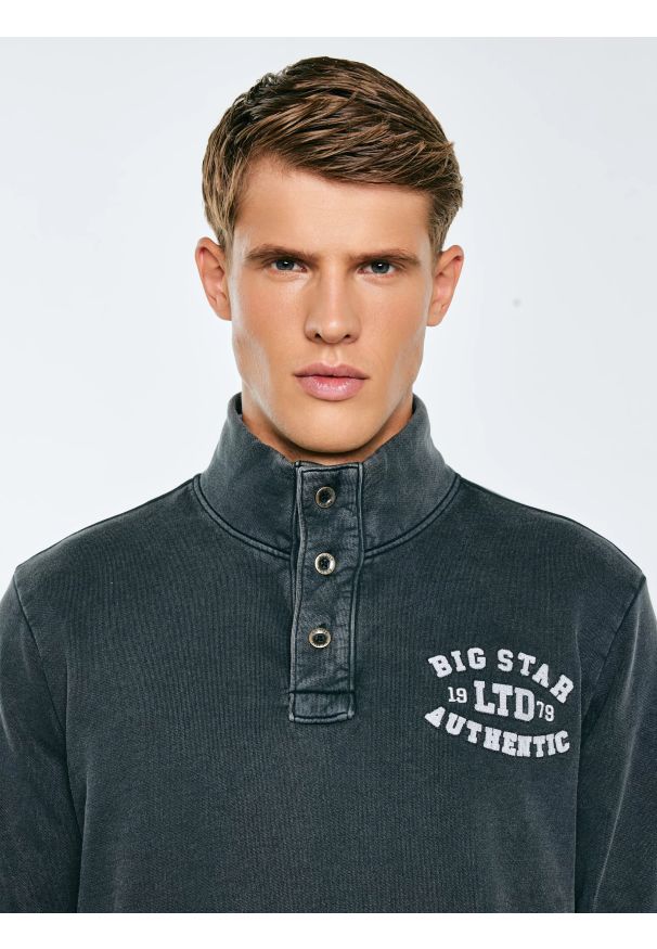 Big-Star - Bluza męska ze stójką czarna Julian 906. Typ kołnierza: kołnierzyk stójkowy. Kolor: czarny. Materiał: dzianina, jeans. Wzór: aplikacja, ze splotem. Styl: elegancki, sportowy